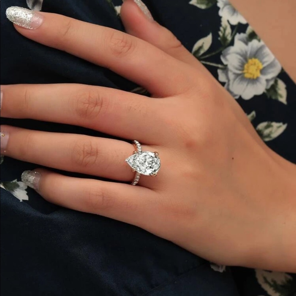 New Beautiful Pear Shaped Diamond Ring